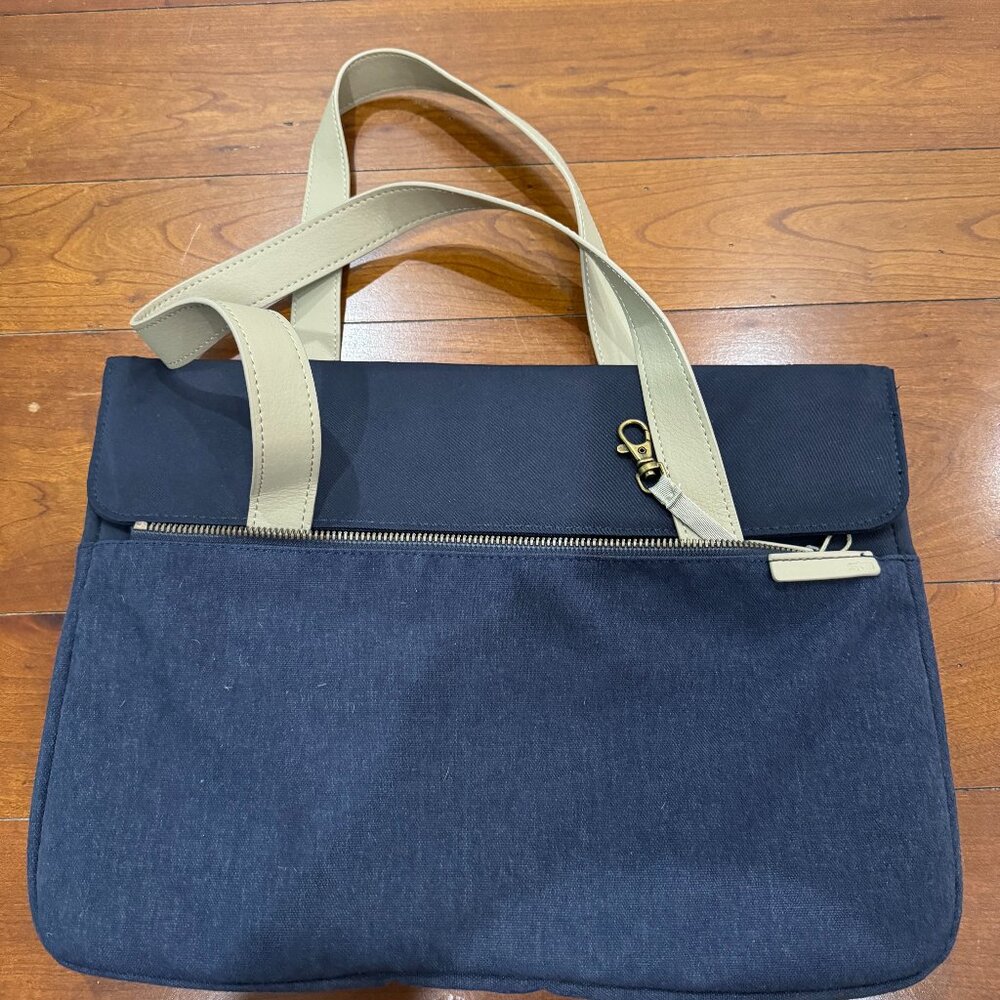 (Not Avail) Canvas laptop case tote